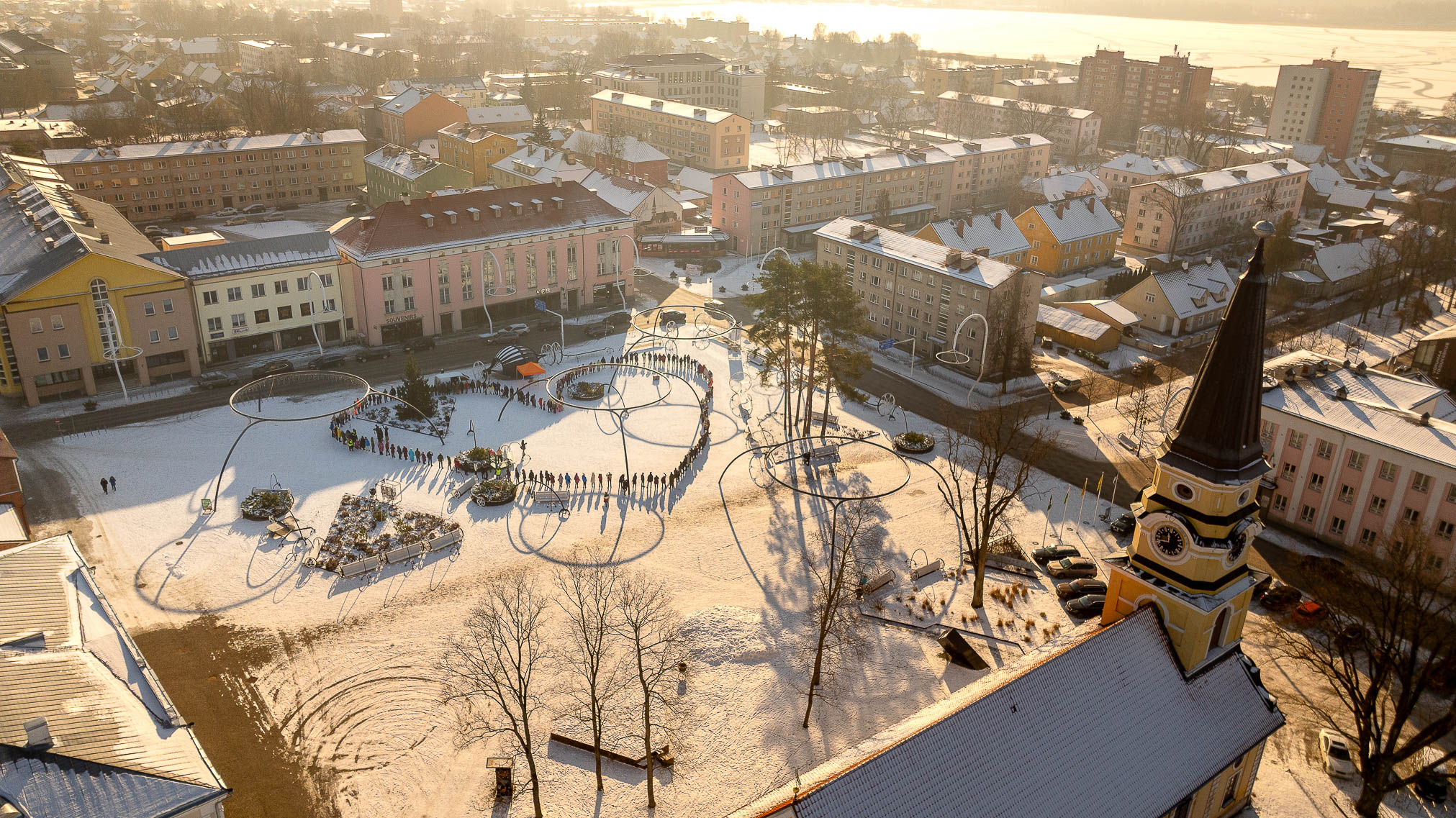 Pühapäeval kell 11 koguneti Võru keskväljakule, et juba neljandat aastat järjest võtta osa Eesti suurima südame moodustamise kogukonnaalgatusest. FOTOD: Aigar Nagel